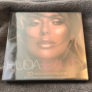 HUDA beauty 3D highlighter palette